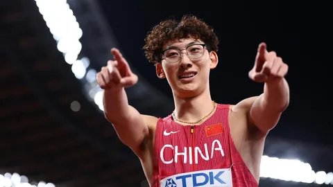 马贝拉西协迎战梅里达AD，中国球员杜月徵预备待发